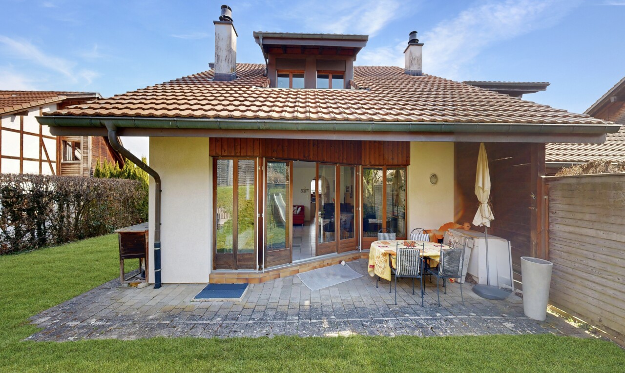 außenansicht mit schornstein, terrasse, stuckverkleidung, day time, und property visible