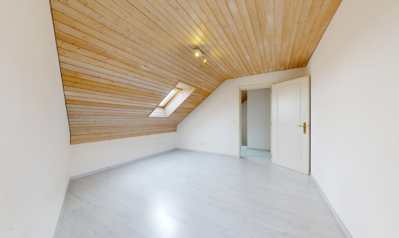 leerer raum mit wood ceiling, holzdecke, vaulted ceiling, dachschräge, und drywall