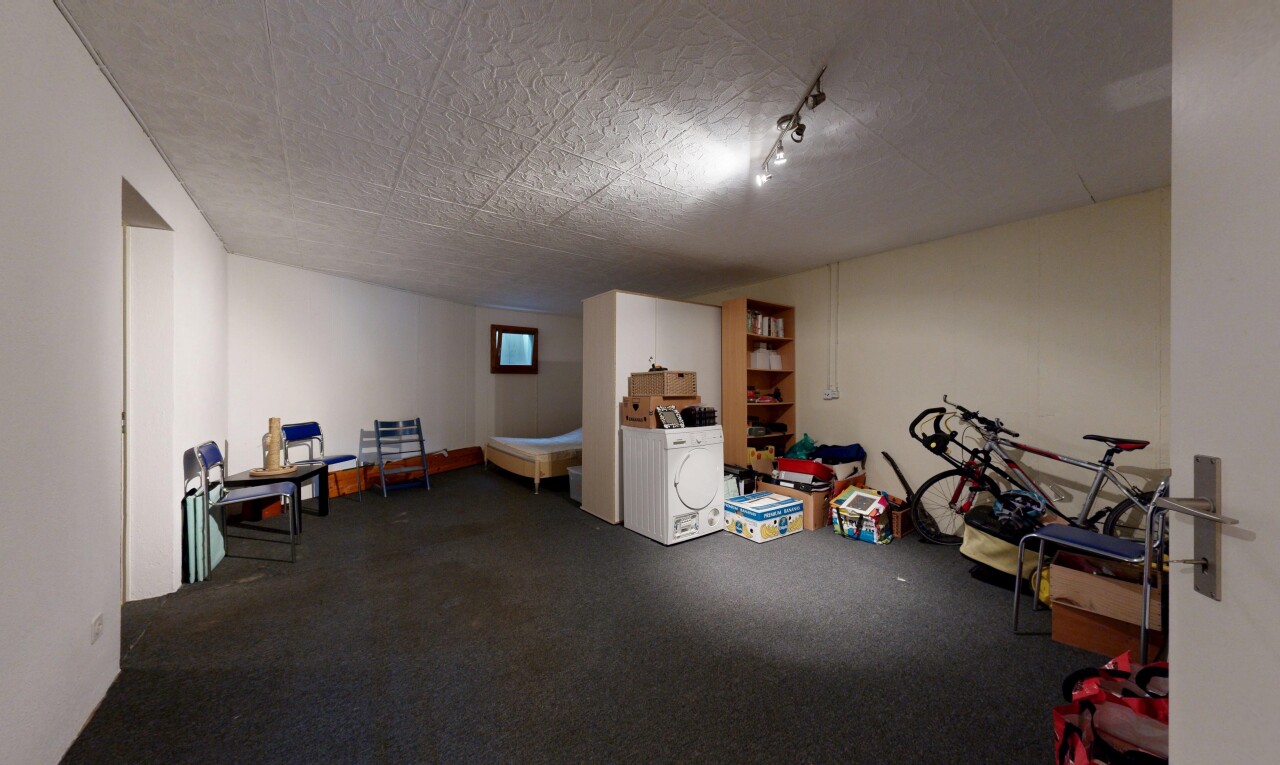 fitnessstudio mit keller, gipskartonwand, drywall, inside property, und tumbler