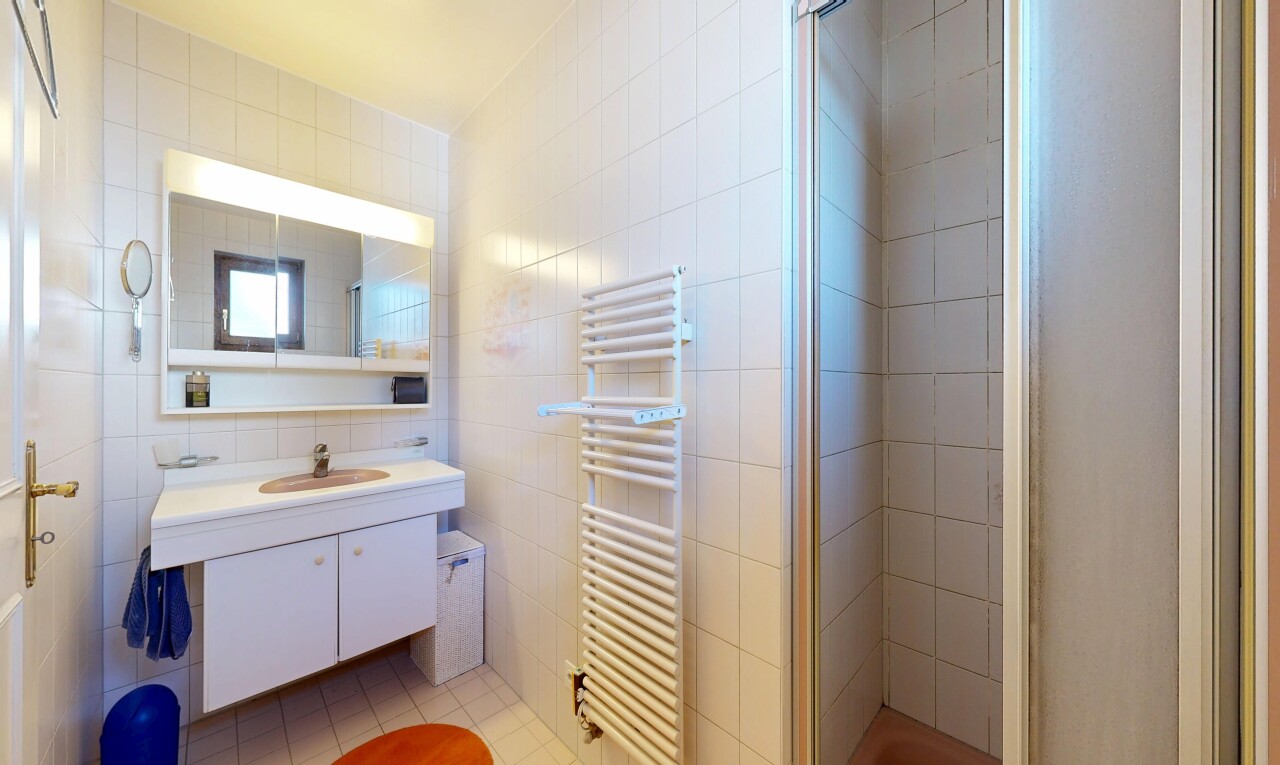 bad mit schminktisch, fliesenwand, tile wall, light floor, und komplettes badezimmer