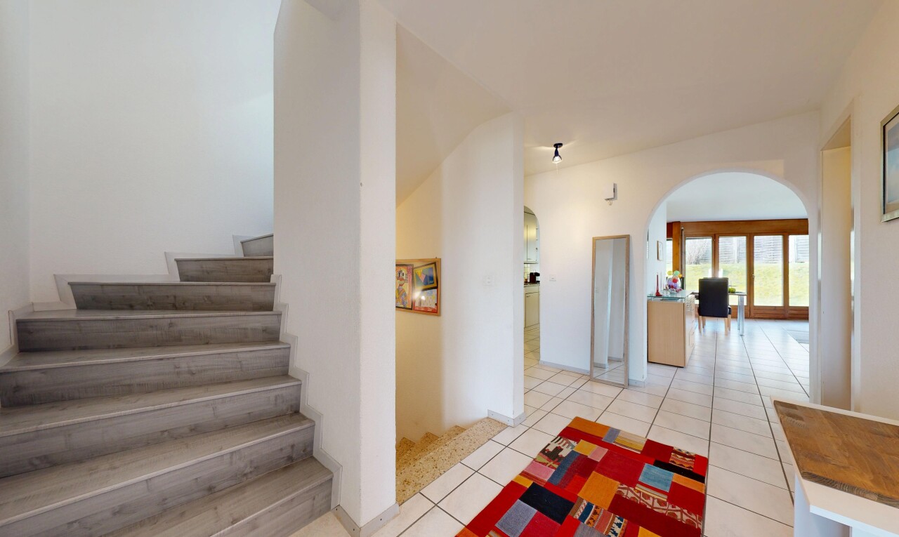 treppe mit treppen, drywall, gipskartonwand, gewölbte gehwege, und inside property