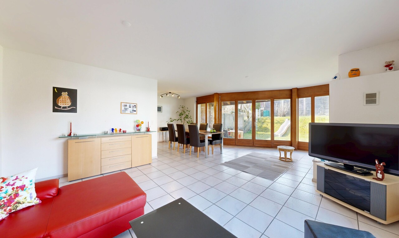 wohn- / esszimmer mit light floor, gipskartonwand, drywall, fernseher, und inside property