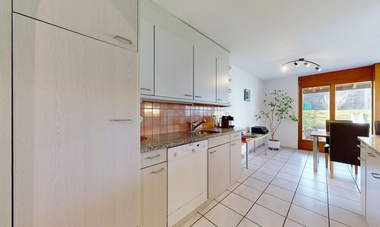 küche mit küchenrückwand beim herd, küchenrückwand beim Herd, geschirrspülmaschine, inside property, und light floor