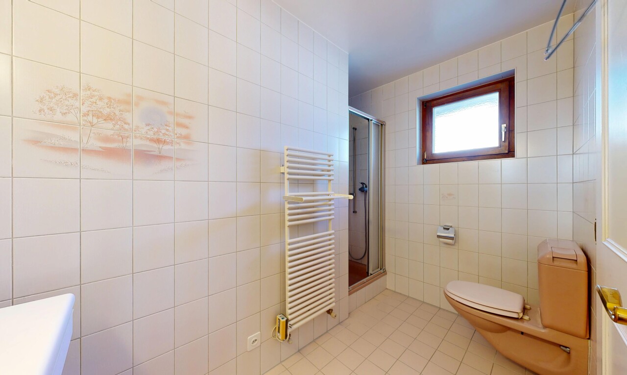 bad mit handtuchwärmer, komplettes badezimmer, fliesenwand, tile wall, und toilette