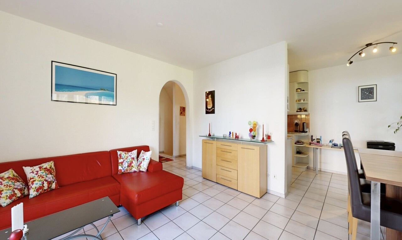 wohn- / esszimmer mit gewölbte gehwege, gipskartonwand, drywall, inside property, und light floor
