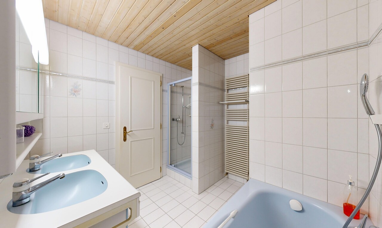 bad mit spiegel, komplettes badezimmer, fliesenwand, tile wall, und doppelwaschtisch