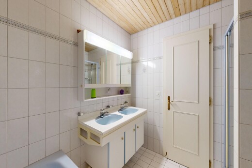 salle de bains avec tile wall, mur en carrelage, salle de bain complète, miroir, et double vasque