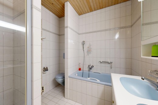 salle de bains avec mur en carrelage, tile wall, salle de bain complète, lavabo (ou coiffeuse selon le contexte), et sol en carrelage