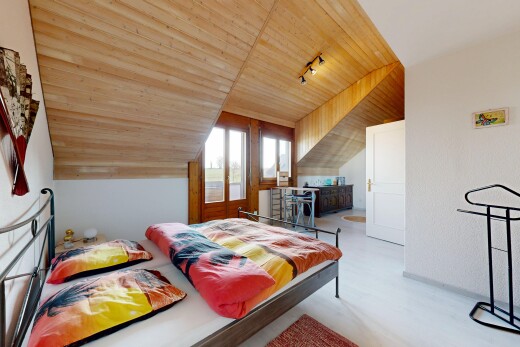 chambre avec plafond en bois, wood ceiling, plafond voûté, vaulted ceiling, et inside property