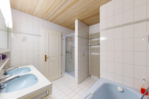 salle de bains avec miroir, salle de bain complète, mur en carrelage, tile wall, et double vasque