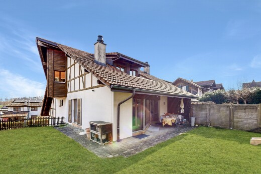 façade avec clôture, pelouse, day time, cheminée, et from property