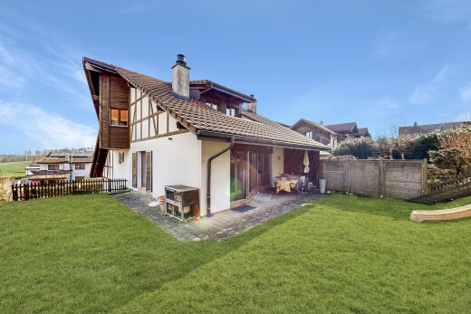 façade avec clôture, from property, day time, bardage en stuc, et pelouse