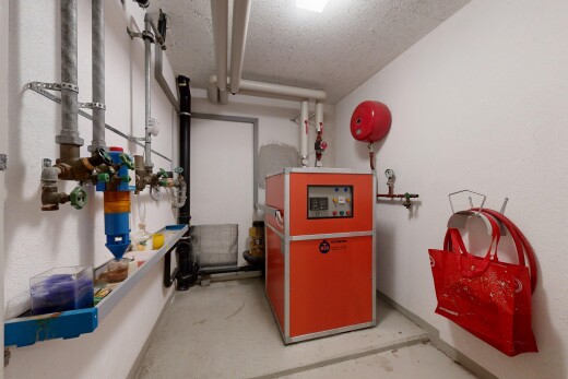 espace intérieur avec light floor, concrete floor, sol en béton, inside property, et réservoir d'expansion d'eau