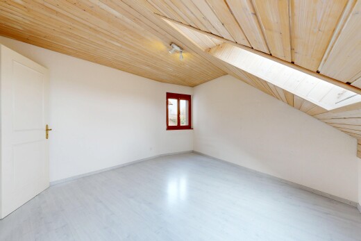pièce vide avec plafond en bois, wood ceiling, plafond voûté, vaulted ceiling, et plafond bas