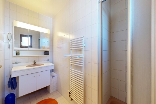 salle de bains avec lavabo (ou coiffeuse selon le contexte), mur en carrelage, tile wall, light floor, et salle de bain complète