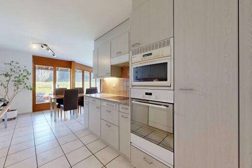 cuisine avec dosseret, backsplash, light countertops, light floor, et inside property