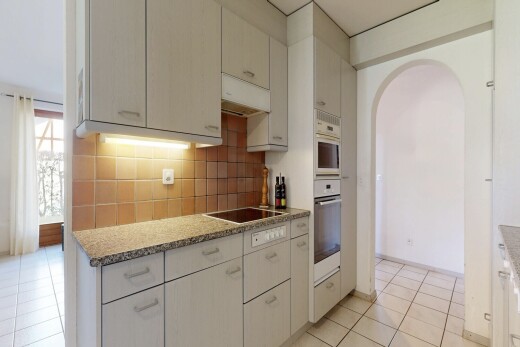 cuisine avec light floor, backsplash, dosseret, tile floor, et sol en carrelage