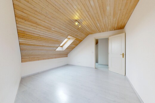 pièce vide avec wood ceiling, plafond en bois, vaulted ceiling, plafond voûté, et drywall