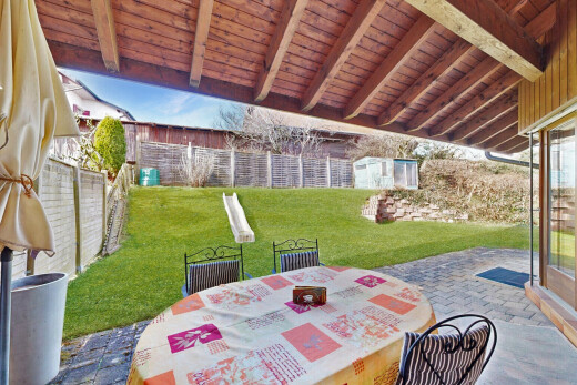 terrasse avec terrasse, pelouse, clôture, day time, et from property