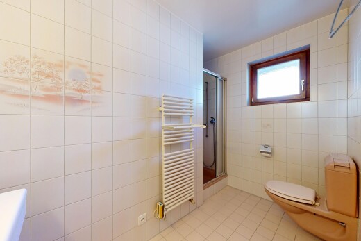 salle de bains avec chauffe-serviettes, salle de bain complète, mur en carrelage, tile wall, et toilette