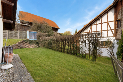 garten mit zaun, rasen, day time, und from property