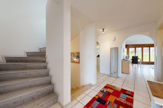 escaliers avec escaliers, drywall, cloison sèche, passages en arc, et inside property