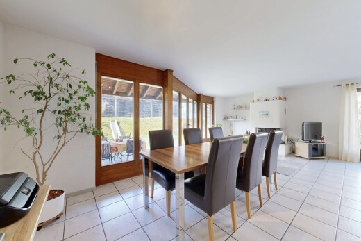 salle à manger avec inside property, cloison sèche, drywall, télévision, et lumière naturelle
