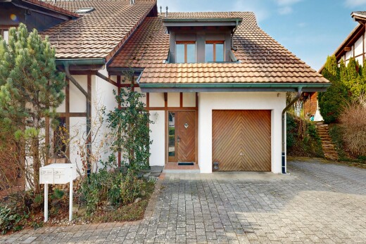 façade avec toit en tuiles, allée, property visible, bardage en stuc, et day time