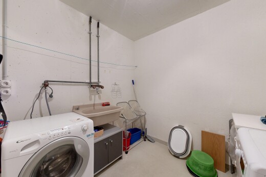 buanderie avec lave-linge et sèche-linge, light floor, cloison sèche, drywall, et inside property