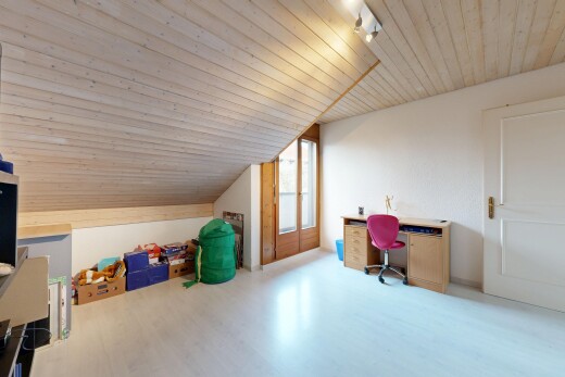 bureau avec plafond voûté, vaulted ceiling, plafond bas, low ceiling, et espace bureau
