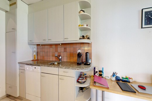 cuisine avec étagères ouvertes, open shelves, lave-vaisselle, inside property, et light countertops