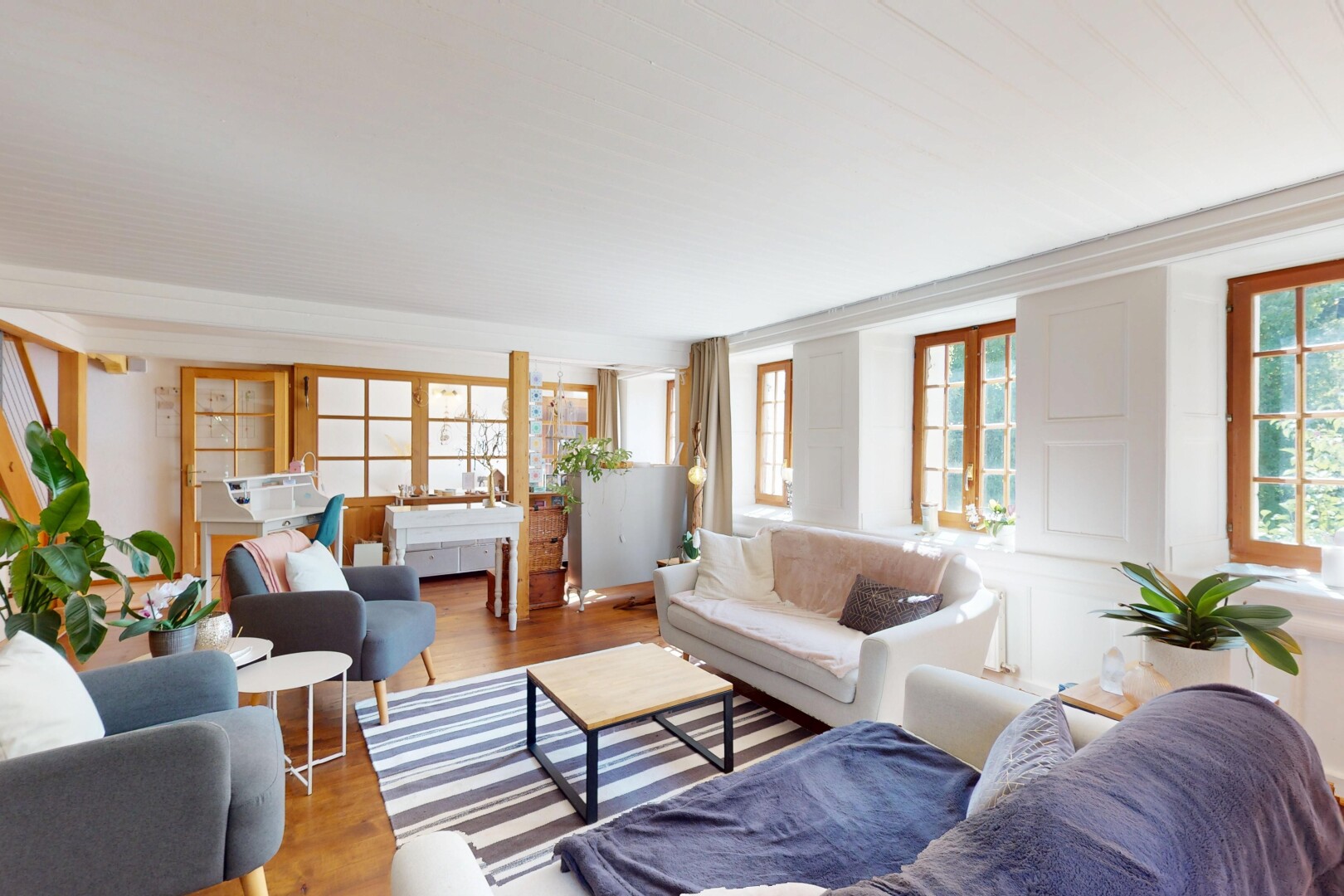 salon avec inside property, sol en finition bois, wood finish floor, lumière naturelle, et natural light