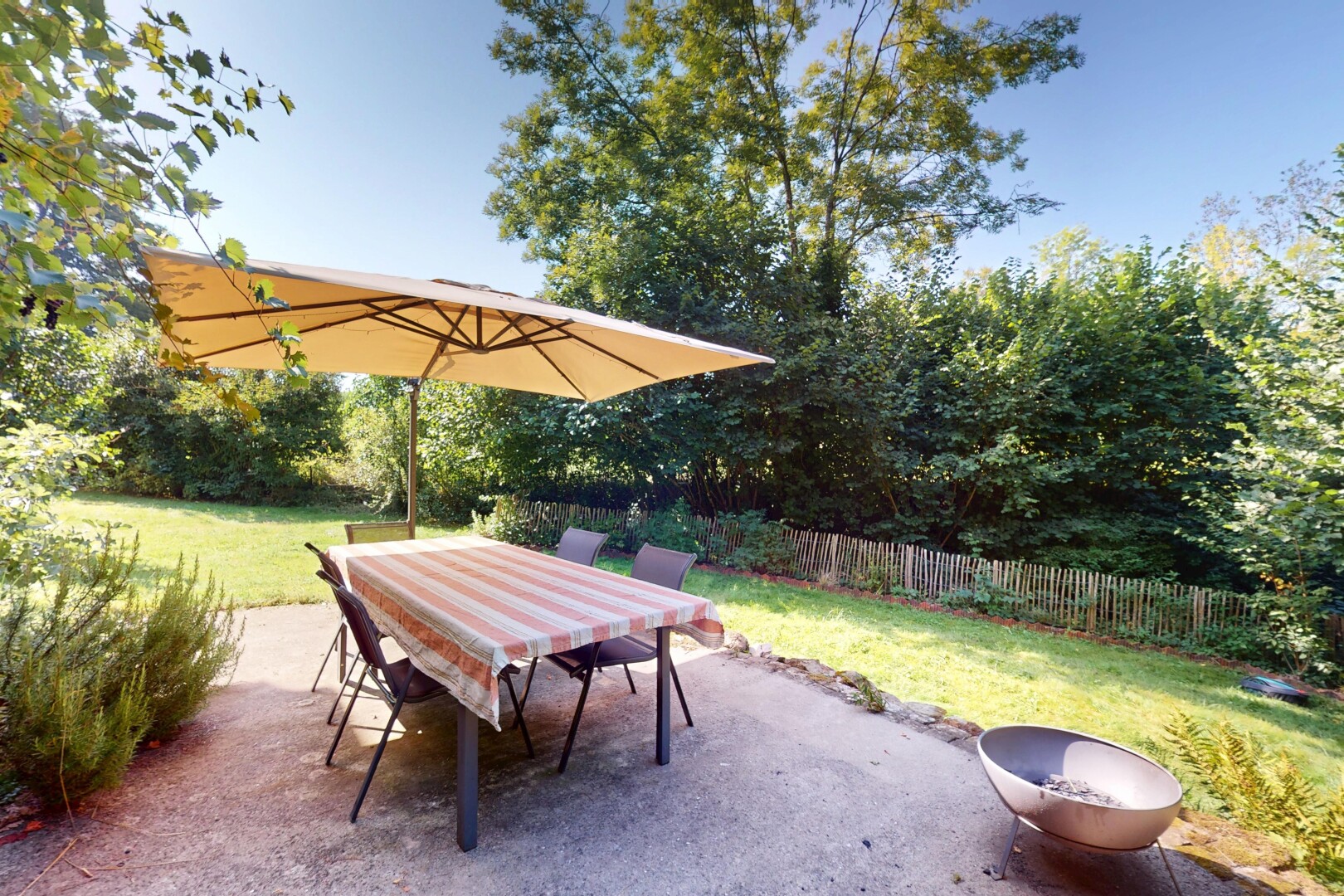 terrasse avec pelouse, terrasse, clôture, day time, et coin repas extérieur