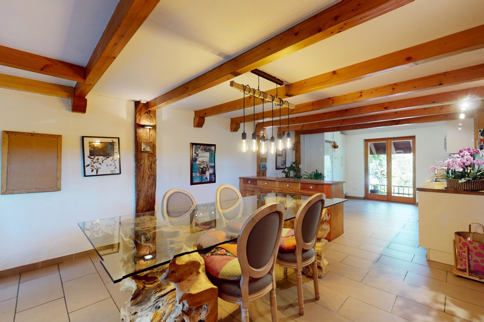 salle à manger avec lumière naturelle, natural light, cloison sèche, drywall, et inside property