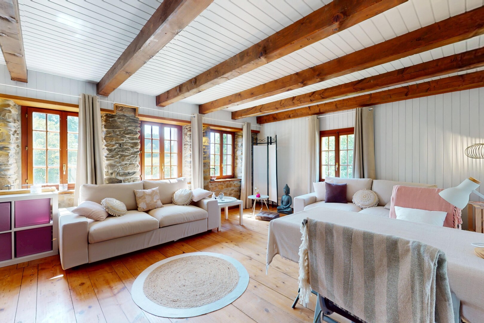 salon avec inside property, wood finish floor, sol en finition bois, natural light, et lumière naturelle