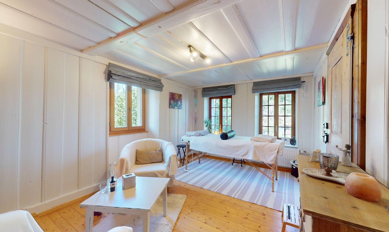 chambre avec inside property, wood finish floor, sol en finition bois, natural light, et lumière naturelle