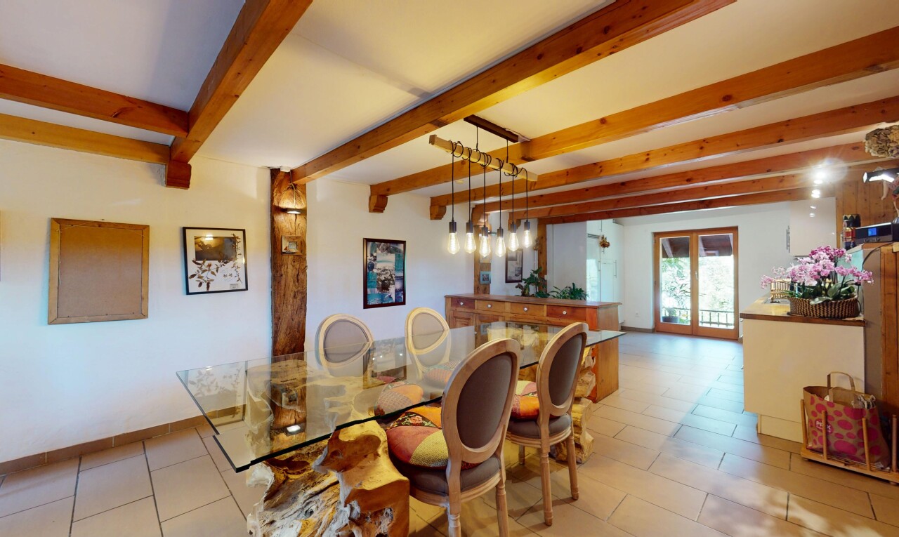 salle à manger avec lumière naturelle, natural light, cloison sèche, drywall, et inside property