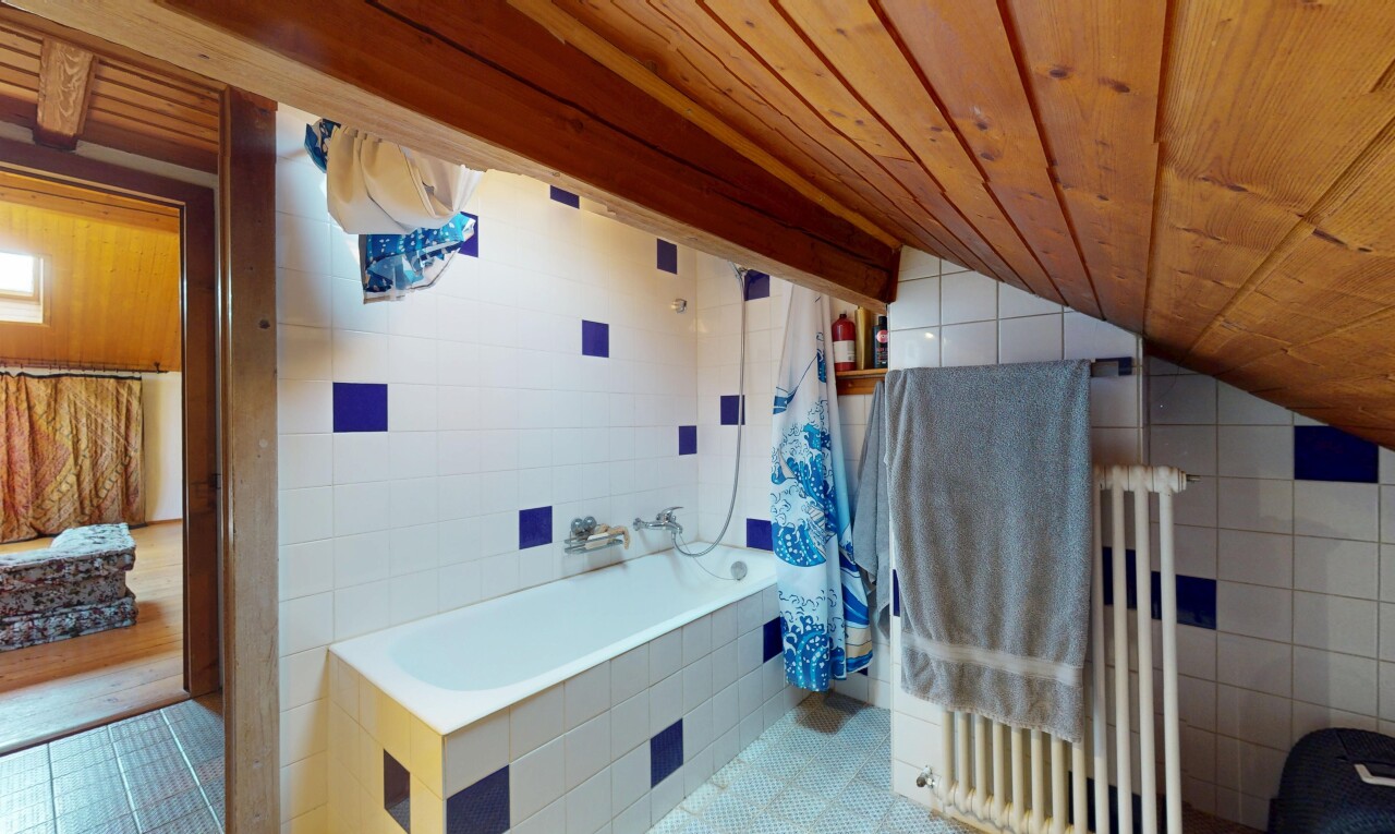 salle de bains avec tile wall, mur en carrelage, tile tub, inside property, et salle de bain complète