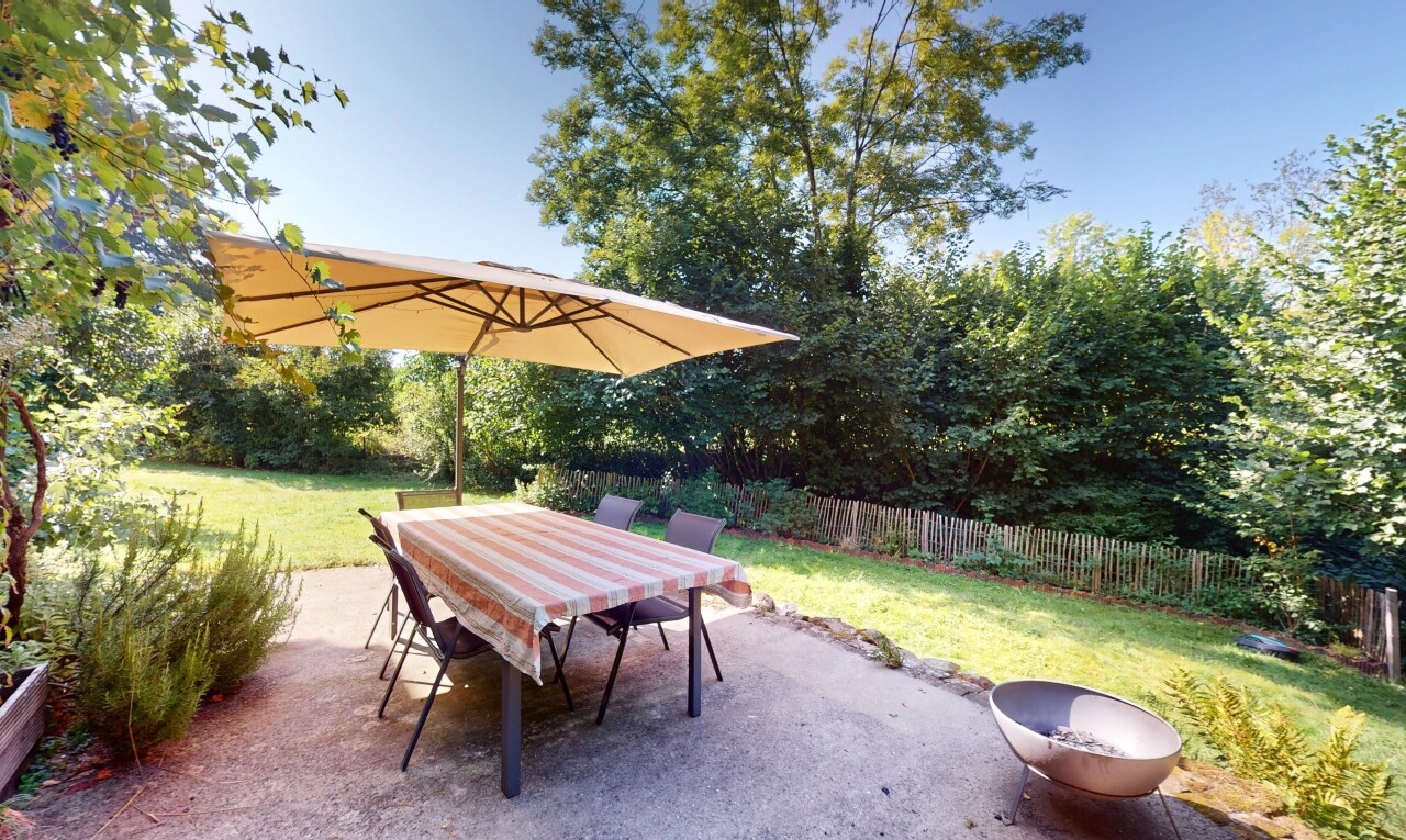terrasse avec pelouse, terrasse, clôture, day time, et coin repas extérieur