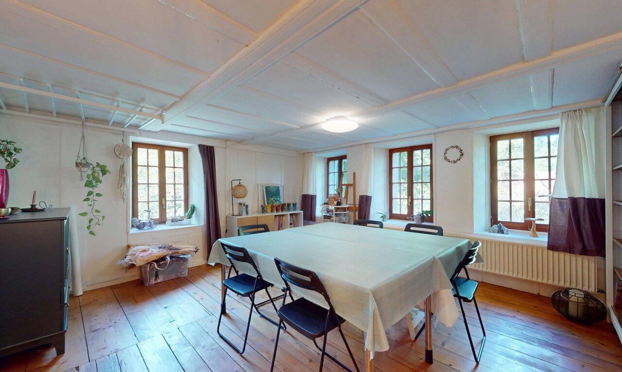 salle à manger avec wood finish floor, sol en finition bois, natural light, lumière naturelle, et inside property