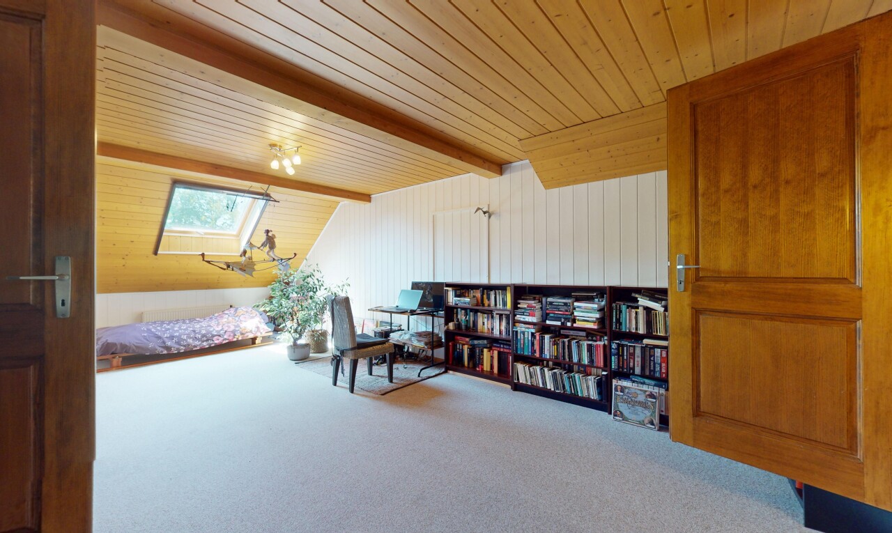 bureau avec beamed ceiling, plafond à poutres, carpet, moquette, et inside property