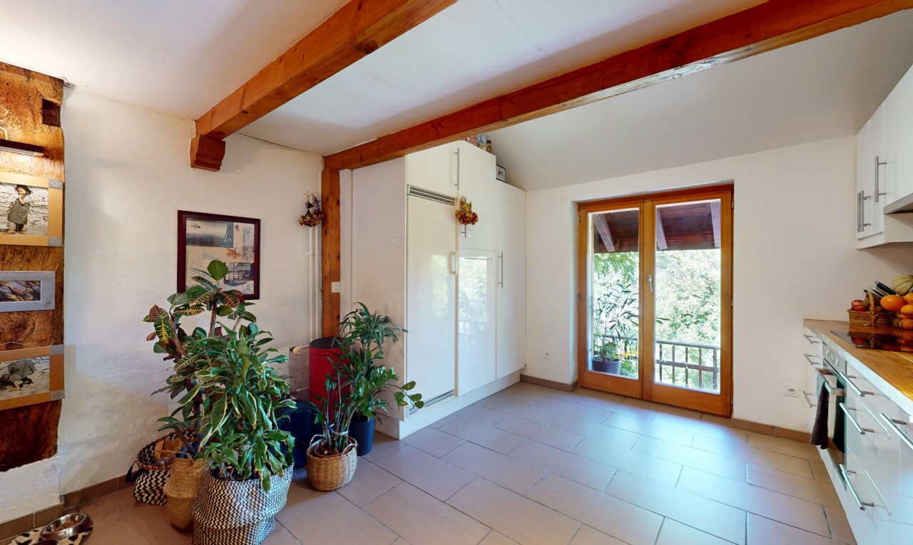 espace intérieur avec natural light, lumière naturelle, beamed ceiling, plafond à poutres, et inside property