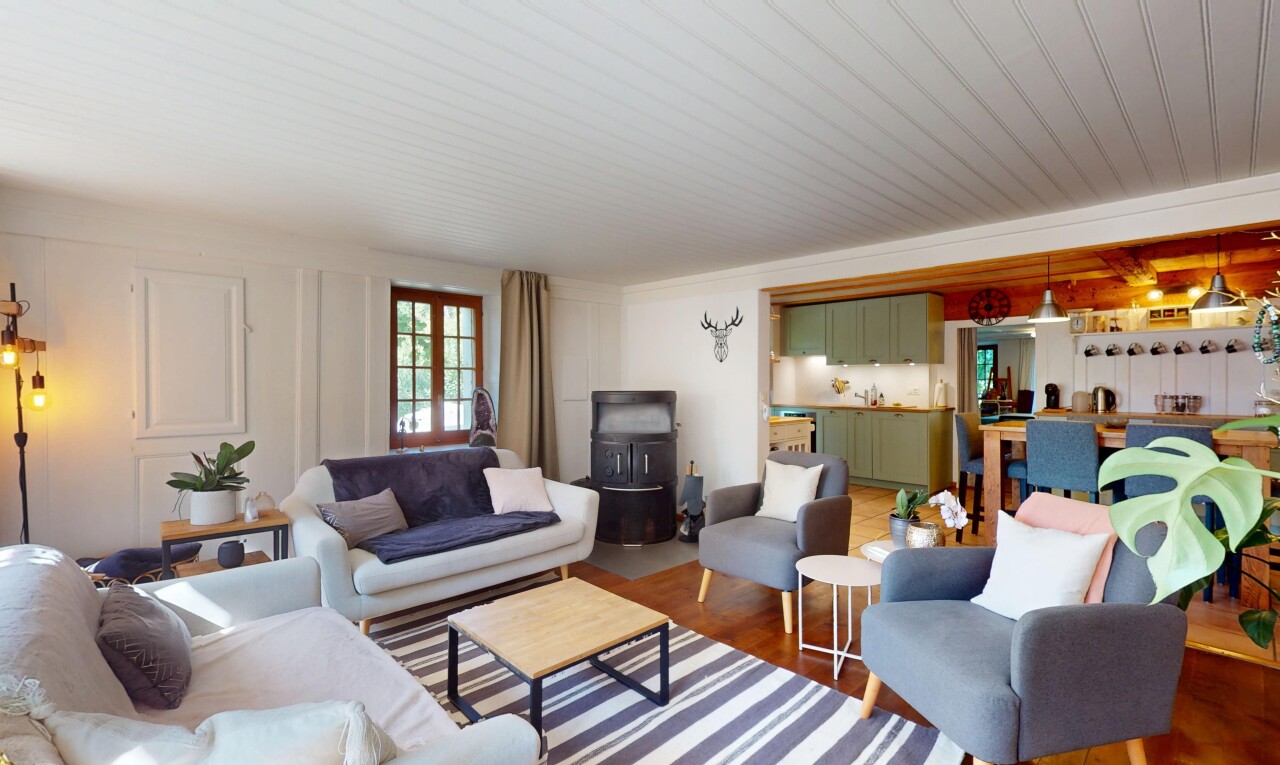 salon avec inside property, natural light, lumière naturelle, wood finish floor, et sol en finition bois