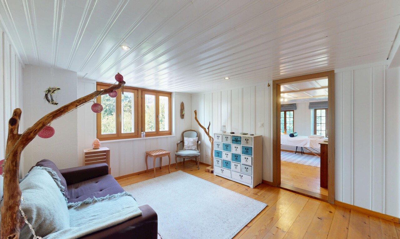 salon avec wood finish floor, sol en finition bois, natural light, lumière naturelle, et inside property