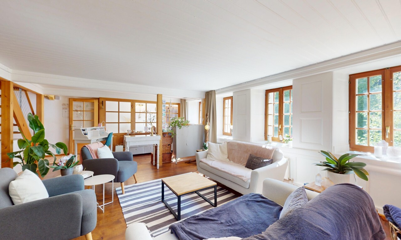 salon avec inside property, sol en finition bois, wood finish floor, lumière naturelle, et natural light