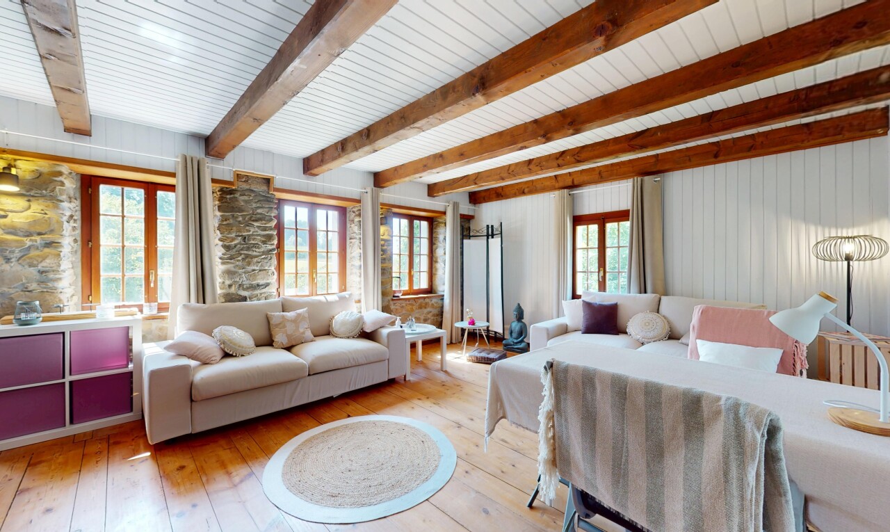 salon avec inside property, wood finish floor, sol en finition bois, natural light, et lumière naturelle