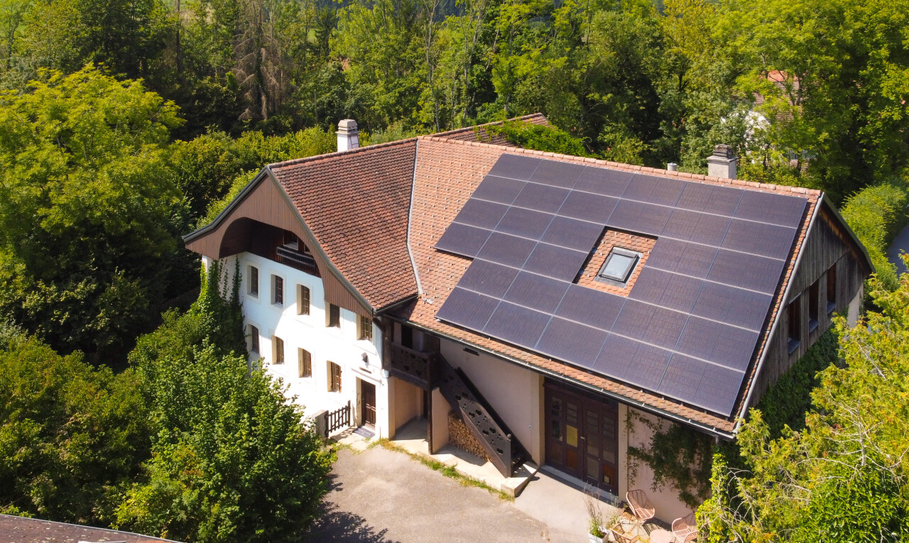 façade avec panneaux solaires, property visible, cheminée, vue sur la forêt, et forest view