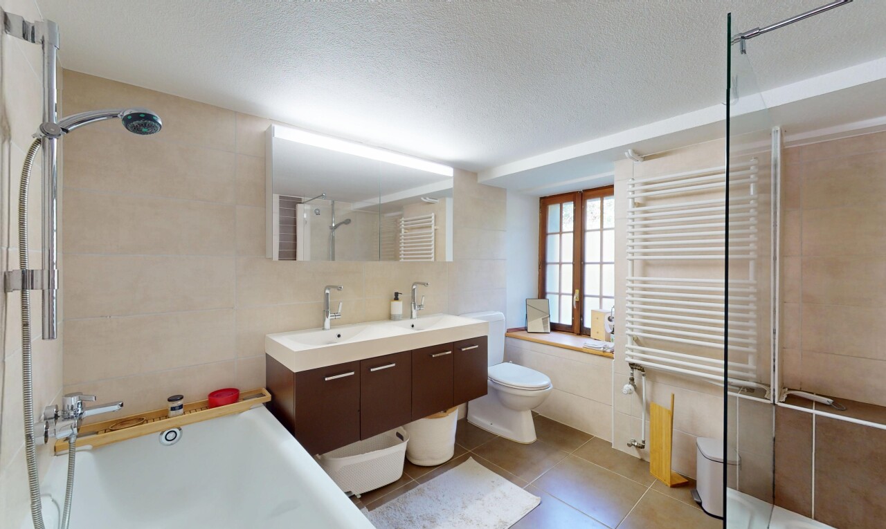 salle de bains avec tile wall, mur en carrelage, salle de bain complète, miroir, et chauffe-serviettes