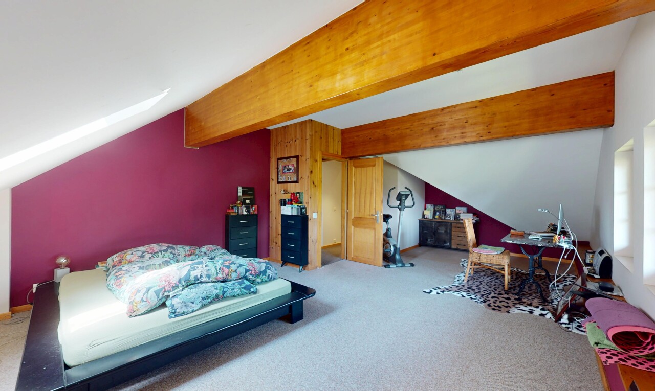 chambre avec beamed ceiling, plafond à poutres, vaulted ceiling, plafond voûté, et drywall