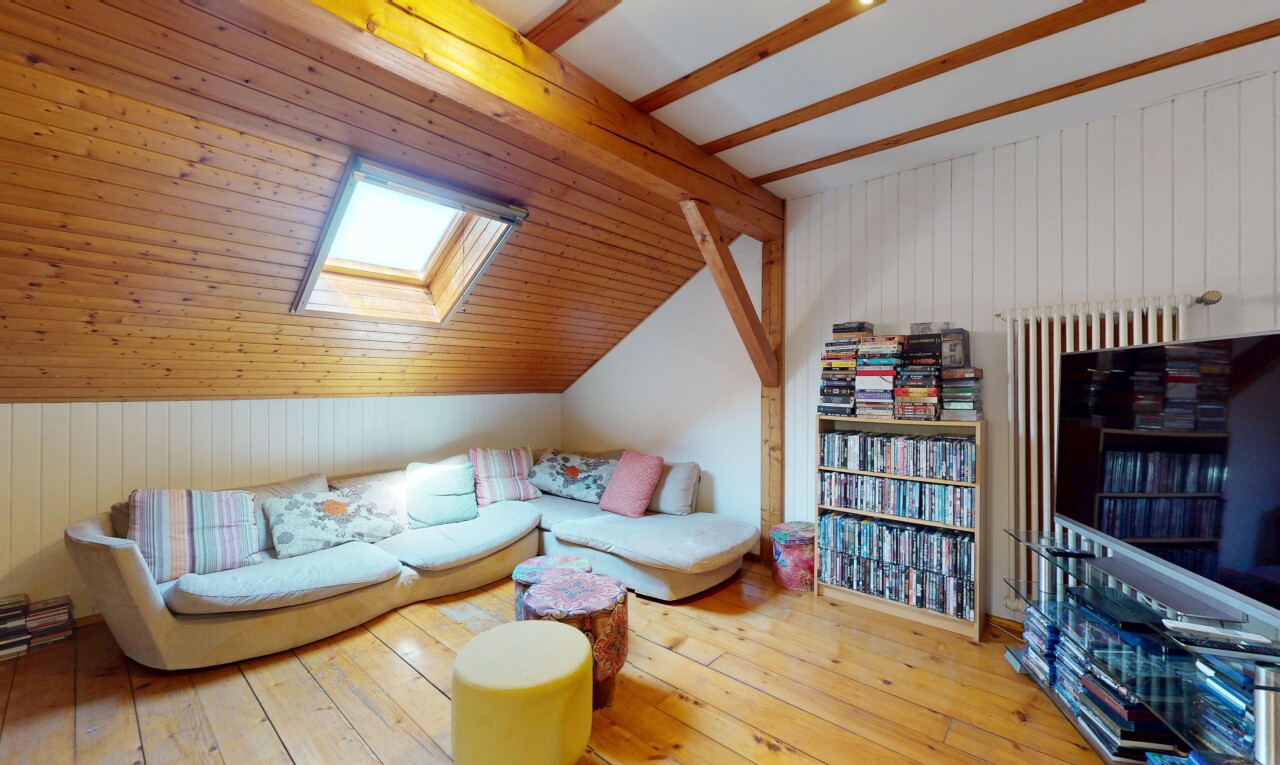 salon avec puits de lumière, inside property, wood finish floor, sol en finition bois, et hardwood floor